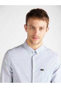 Lee - MĘSKA KOSZULA MATERIAŁOWA LEE SLIM BUTTON DOWN WASHED BLUE L66XDELR. Typ kołnierza: button down. Materiał: materiał