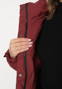 Born2be - Bordowa Pikowana Kurtka Puffer z Kapturem i Kieszonką przy Rękawie Galieana. Okazja: na spacer. Typ kołnierza: kaptur. Kolor: czerwony. Materiał: jeans, dzianina. Styl: sportowy, elegancki