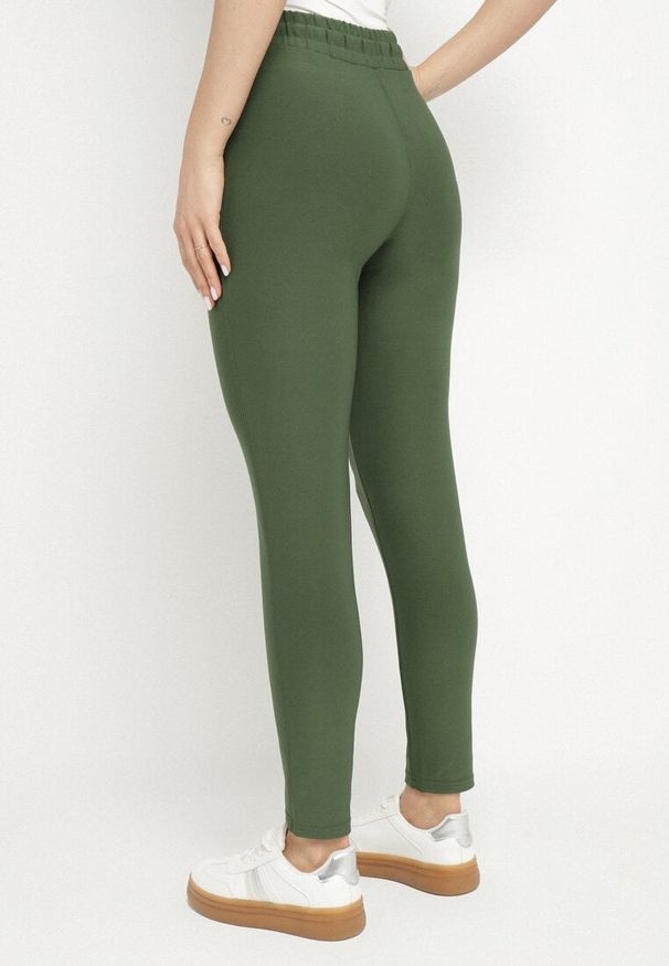 Born2be - Zielone Spodnie o Dopasowanym Kroju z Wysokim Stanem i Wiązaniem Virpio. Okazja: na co dzień. Stan: podwyższony. Kolor: zielony. Materiał: jedwab. Wzór: aplikacja. Styl: klasyczny, casual
