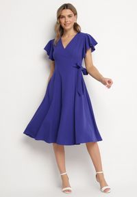 Born2be - Niebieska Rozkloszowana Sukienka Kopertowa z Wiązaniem w Talii Dannila. Kolor: niebieski. Wzór: aplikacja. Typ sukienki: kopertowe #2