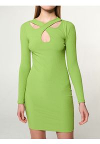 Sinsay - Prążkowana sukienka mini z długim rękawem i wycięciem przy dekolcie - zielony. Kolor: zielony. Materiał: prążkowany. Długość rękawa: długi rękaw. Długość: mini