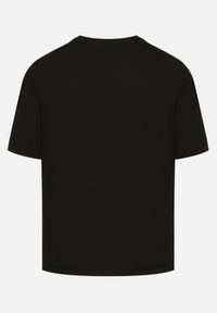 Born2be - Czarny Bawełniany T-shirt Ozdobiony Nadrukiem Nartzedi. Okazja: na co dzień. Kolor: czarny. Materiał: bawełna. Wzór: aplikacja, nadruk. Styl: casual