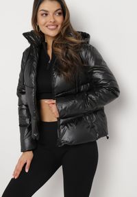 Born2be - Czarna Pikowana Kurtka z Kapturem i Ściągaczem w Talii Atirim. Typ kołnierza: kaptur. Kolor: czarny. Styl: elegancki #5
