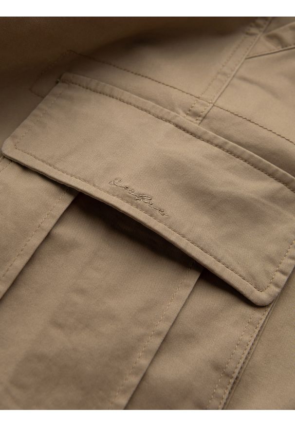 Ombre Clothing - Jednokolorowe męskie szorty z kieszeniami cargo – piaskowe V1. Okazja: na co dzień. Materiał: bawełna, elastan, poliester, materiał. Długość: krótkie. Wzór: gładki, aplikacja, haft, jednolity. Sezon: lato. Styl: wakacyjny, casual