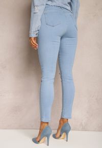Renee - Niebieskie Jeansy Skinny High Waist z Przetarciami i Dziurami Aventoa. Okazja: na co dzień. Stan: podwyższony. Kolor: niebieski. Styl: casual #5