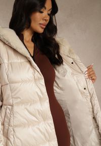 Renee - Beżowa Pikowana Kurtka z Nieodpinanym Kapturem o Długim Kroju z Paskiem Lidassea. Okazja: na co dzień. Kolor: beżowy. Materiał: jeans. Długość: długie. Styl: casual #4