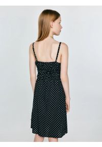 Big-Star - Sukienka dziewczęca na ramiączkach w kropki czarna Mircesi 906. Okazja: na randkę. Typ kołnierza: kołnierz z falbankami. Kolor: czarny. Materiał: wiskoza, żakard. Długość rękawa: na ramiączkach. Wzór: kropki. Sezon: lato. Styl: klasyczny, wakacyjny #8