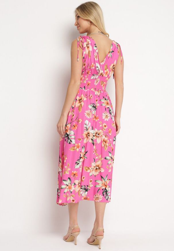 Born2be - Różowa Sukienka w Kwiaty z Gumką w Pasie i Kopertowym Dekoltem Ściągana na Ramionach Saseria. Kolor: różowy. Wzór: kwiaty. Sezon: lato. Typ sukienki: kopertowe