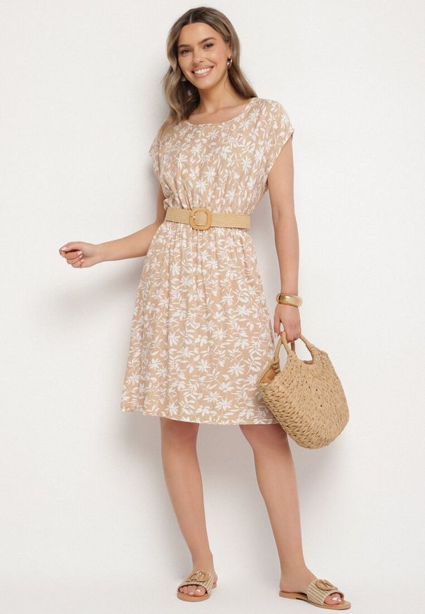 Born2be - Beżowa Sukienka z Bawełną i Kwiatowym Wzorem Lumianisse. Okazja: na co dzień. Kolor: beżowy. Materiał: bawełna. Długość rękawa: krótki rękaw. Wzór: kwiaty. Sezon: lato. Styl: casual, elegancki