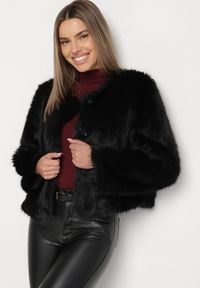 Born2be - Czarna Futerkowa Kurtka o Prostym Kroju z Kieszeniami Awilise. Okazja: na studniówkę. Kolor: czarny. Materiał: skóra. Długość: krótkie. Styl: wizytowy, klasyczny #2