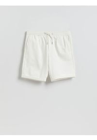Reserved - Szorty regular fit - złamana biel. Materiał: dzianina, włókno #1