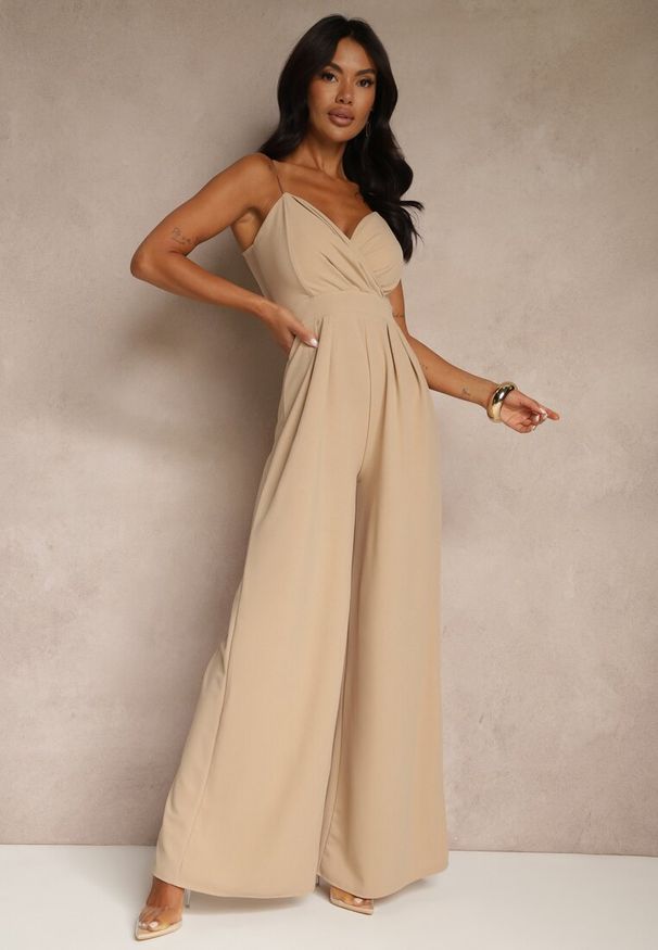 Renee - Ciemnobeżowy Kombinezon na Cienkich Ramiączkach z Kopertowym Dekoltem i Szerokimi Nogawkami Jovantia. Okazja: na randkę, na imprezę. Kolor: beżowy. Materiał: tkanina. Długość rękawa: na ramiączkach. Sezon: lato. Styl: elegancki