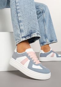 Renee - Niebiesko-Białe Sneakersy na Platformie Ozdobione Paskami ze Sznurowaniem Bormi. Okazja: na co dzień. Zapięcie: pasek. Kolor: niebieski. Materiał: skóra, jeans. Wzór: aplikacja. Obcas: na platformie