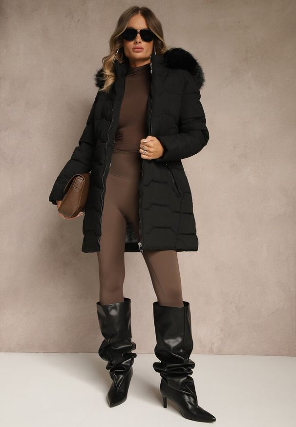 Renee - Czarna Pikowana Kurtka o Taliowanym Kroju z Kapturem z Futerkiem Mindria. Okazja: na spacer. Typ kołnierza: kaptur. Kolor: czarny. Materiał: futro. Styl: elegancki