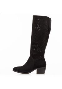 Czarne zamszowe kozaki damskie Jezzi 1921-41. Okazja: na co dzień, do pracy, na spotkanie biznesowe. Kolor: czarny. Szerokość cholewki: normalna. Wzór: aplikacja, ażurowy. Materiał: zamsz. Sezon: zima, jesień. Obcas: na obcasie. Styl: biznesowy, casual, elegancki, wizytowy, klasyczny. Wysokość obcasa: średni #1