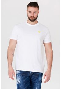 Guess - GUESS Biały t-shirt męski z żółtym logo. Kolor: biały. Wzór: aplikacja