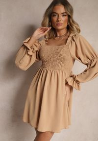 Renee - Beżowa Sukienka z Elastyczną Górą o Rozkloszowanym Kroju z Falbankami Savione. Typ kołnierza: kołnierz z falbankami. Kolor: beżowy. Materiał: tkanina #5