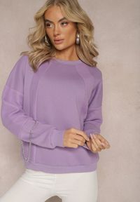 Renee - Jasnofioletowa Bawełniana Bluza z Łańcuszkiem Eleutia. Kolor: fioletowy. Materiał: bawełna. Styl: klasyczny