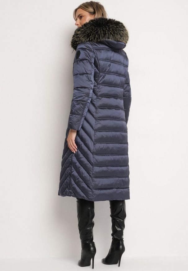 Born2be - Granatowa Pikowana Kurtka Zimowa o Długim Kroju z Odpinanym Kapturem z Futrem Mintoria. Okazja: na co dzień. Kolor: niebieski. Materiał: futro. Długość: długie. Sezon: zima. Styl: casual, elegancki