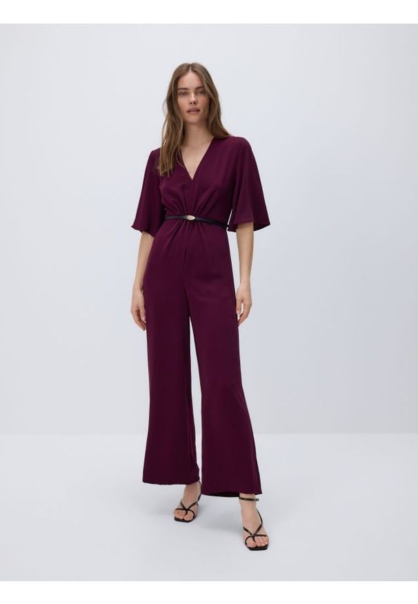 Reserved - Kombinezon z paskiem - burgundowy. Kolor: czerwony. Materiał: tkanina