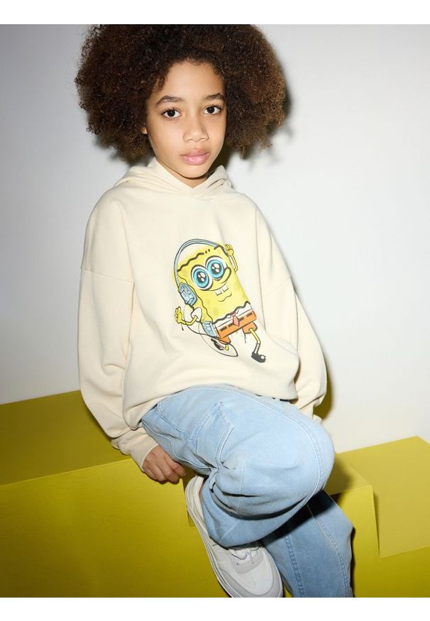 Reserved - Bluza oversize SpongeBob - kremowy. Kolor: kremowy. Materiał: bawełna, dzianina
