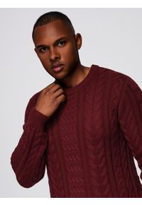 Ombre Clothing - Elegancki sweter męski z ciekawym splotem – bordowy V6 - Rozmiar: XL. Okazja: na co dzień. Kolor: czerwony. Materiał: bawełna, akryl. Wzór: ze splotem. Styl: elegancki