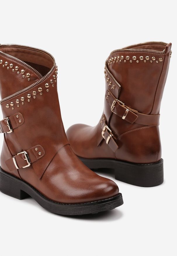 Renee - Brązowe Botki z Asymetryczną Cholewką w Motocyklowym Stylu z Klamrami i Nitami Marinisse. Okazja: na co dzień. Zapięcie: klamry. Kolor: brązowy. Materiał: jeans. Szerokość cholewki: normalna. Wzór: aplikacja. Styl: casual, rockowy