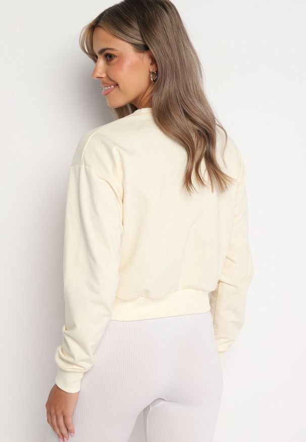 Born2be - Jasnobeżowa Bluza z Dodatkiem Bawełny Wykończona Ściągaczami Evilaya. Okazja: na co dzień. Kolor: beżowy. Materiał: bawełna. Długość rękawa: długi rękaw. Długość: długie. Styl: casual, sportowy