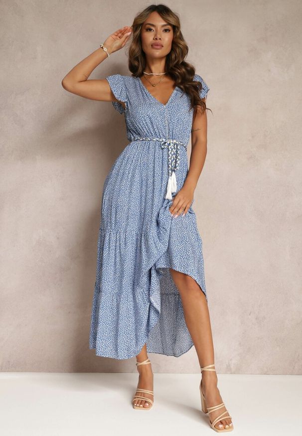 Renee - Niebieska Sukienka Tudielle. Typ kołnierza: kołnierz z falbankami. Kolor: niebieski. Długość rękawa: krótki rękaw. Długość: maxi