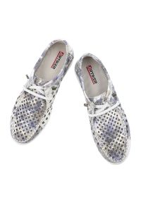 Półbuty damskie Artiker, cholewka ze skóry naturalnej licowej z ażurowymi wycięciami i nadrukiem na płaskiej podeszwie, białe, 58C0712. Okazja: na co dzień. Zapięcie: sznurówki. Kolor: biały. Materiał: skóra. Szerokość cholewki: normalna. Wzór: nadruk, ażurowy. Obcas: na płaskiej podeszwie. Styl: elegancki, casual #3