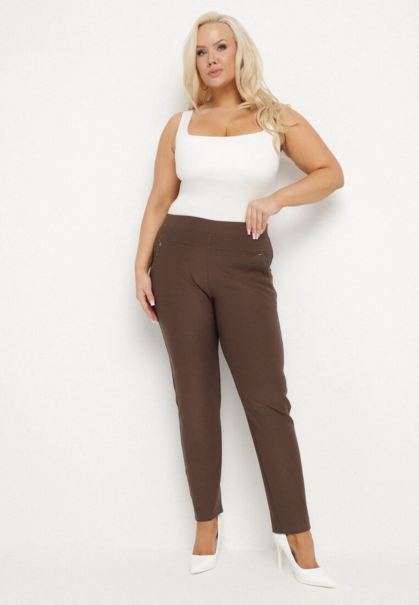 Born2be - Brązowe Spodnie z Gumką w Pasie z Cyrkoniami Slim Ellivna. Okazja: na co dzień. Kolekcja: plus size. Kolor: brązowy. Styl: klasyczny, elegancki, casual