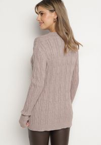 Born2be - Ciemnobeżowy Sweter z Wiskozą i Ozdobnym Splotem Savria. Okazja: na co dzień. Kolor: beżowy. Materiał: wiskoza. Wzór: ze splotem. Styl: klasyczny, casual #7