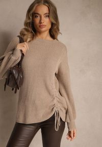 Renee - Beżowy Sweter z Wiskozą o Prostym Kroju z Bocznym Ściągaczem Tivadella. Okazja: na co dzień. Kolor: beżowy. Materiał: wiskoza. Sezon: jesień. Styl: elegancki, casual
