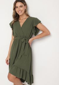 Born2be - Ciemnozielona Rozkloszowana Sukienka Ozdobiona Falbanką i Paskiem Natiellea. Okazja: na co dzień. Typ kołnierza: kołnierz z falbankami. Kolor: zielony. Wzór: aplikacja. Styl: casual #6
