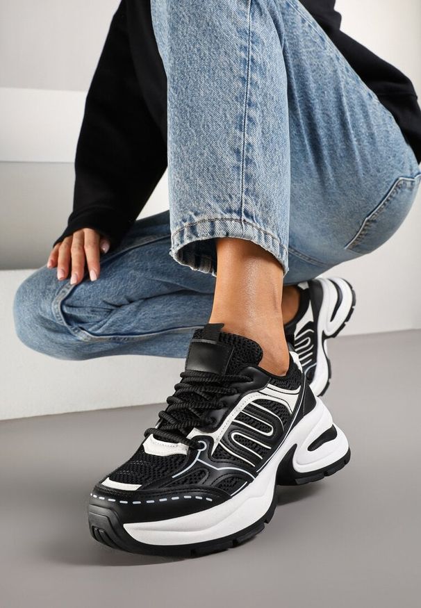 Born2be - Czarne Sneakersy na Grubej Tłoczonej Podeszwie z Geometrycznym Wzorem Deliorith. Okazja: na co dzień. Kolor: czarny. Wzór: geometria