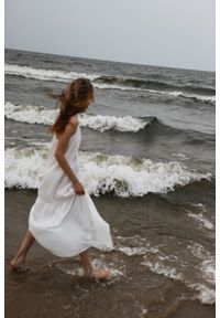 Marsala - Długa sukienka z muślinu bawełnianego w kolorze ecru - CALMA MAXI BY MARSALA. Materiał: bawełna. Długość rękawa: na ramiączkach. Sezon: lato. Długość: maxi