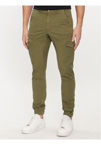 Guess Spodnie materiałowe New Kombat M4RB17 WFYSA Khaki Slim Fit. Kolor: brązowy. Materiał: bawełna