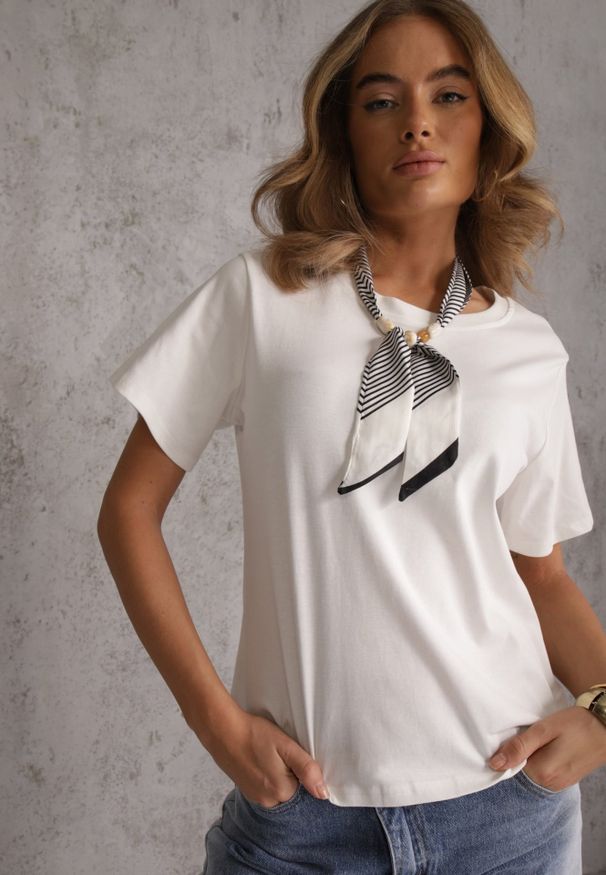Renee - Biały Bawełniany T-shirt Hillswor Ozdobiony Apaszką. Kolor: biały. Materiał: bawełna. Wzór: aplikacja. Styl: elegancki