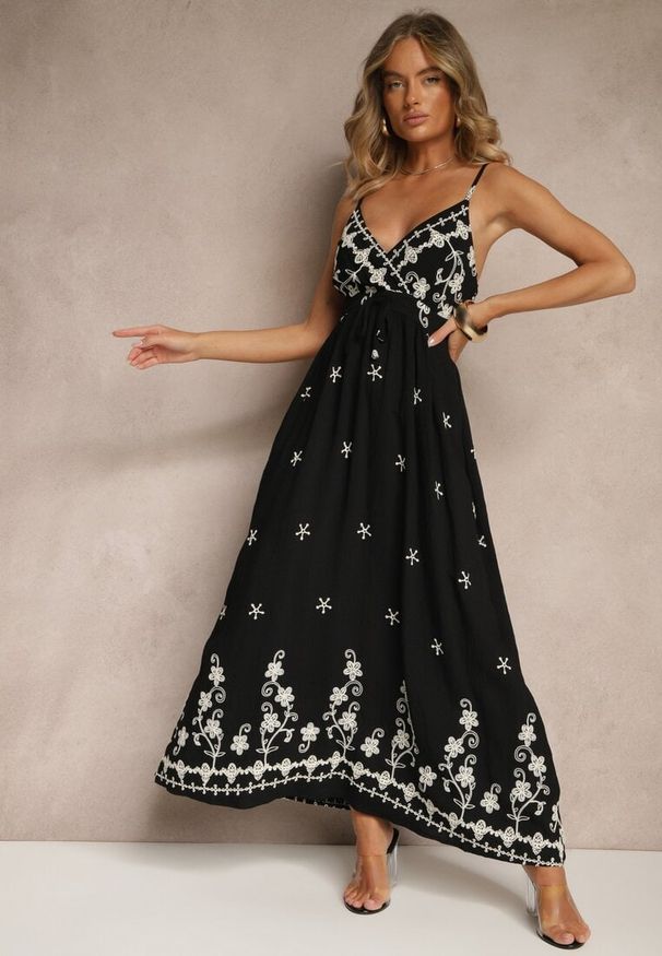 Renee - Czarna Wiskozowa Sukienka z Kopertowym Dekoltem i Haftami Sarondra. Okazja: na co dzień. Kolor: czarny. Materiał: wiskoza. Wzór: haft. Sezon: lato. Typ sukienki: kopertowe. Styl: casual, elegancki