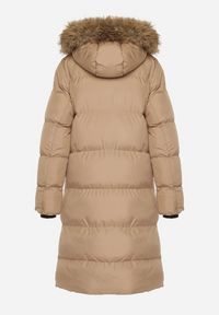 Born2be - Ciemnobeżowa Pikowana Kurtka z Kapturem z Futrem i Ozdobnymi Taśmami Lendria. Okazja: na spacer. Typ kołnierza: kaptur. Kolor: beżowy. Materiał: futro #5