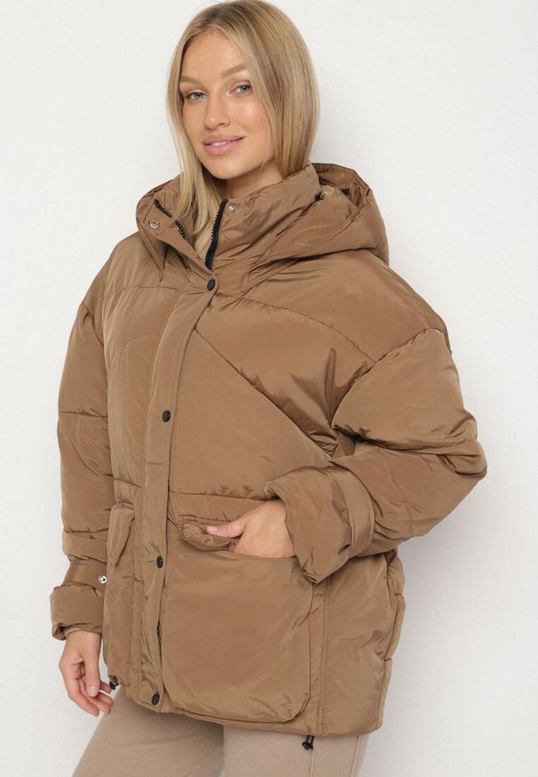 Born2be - Brązowa Pikowana Kurtka Oversize z Kapturem i Paskami przy Rękawach Unitessa. Okazja: na spacer, na co dzień. Typ kołnierza: kaptur. Kolor: brązowy. Materiał: jeans. Wzór: paski. Styl: casual