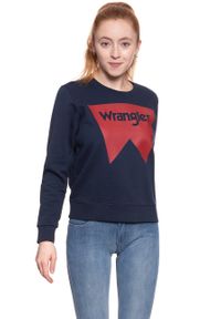 Wrangler - BLUZA WRANGLER DAMSKA LOGO CREW NAVY W6087HY35 112130466. Okazja: na spacer, na imprezę, na co dzień, na randkę. Materiał: jeans, materiał, guma, bawełna. Długość rękawa: długi rękaw. Długość: krótkie. Wzór: nadruk, napisy, aplikacja. Sezon: lato. Styl: casual #8
