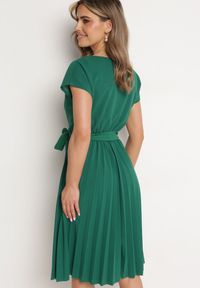 Born2be - Zielona Koktajlowa Sukienka z Krótkim Rękawem i Gumką w Talii z Materiałowym Paskiem Javia. Kolor: zielony. Materiał: materiał. Długość rękawa: krótki rękaw. Styl: wizytowy