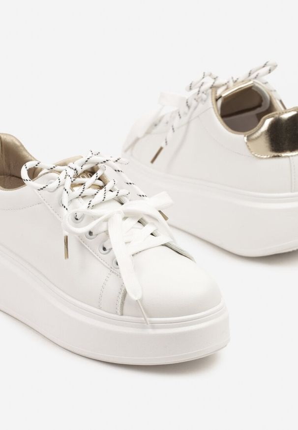 Renee - Biało-Złote Sneakersy z Podwójnym Sznurowaniem Zdivoria. Kolor: biały