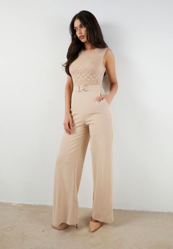 Born2be - Jasnobeżowy Kombinezon bez Rękawów z Metaliczną Ozdobą i Prostymi Nogawkami Karivalle. Okazja: na co dzień. Kolor: beżowy. Długość rękawa: bez rękawów. Wzór: aplikacja. Styl: casual, klasyczny, elegancki