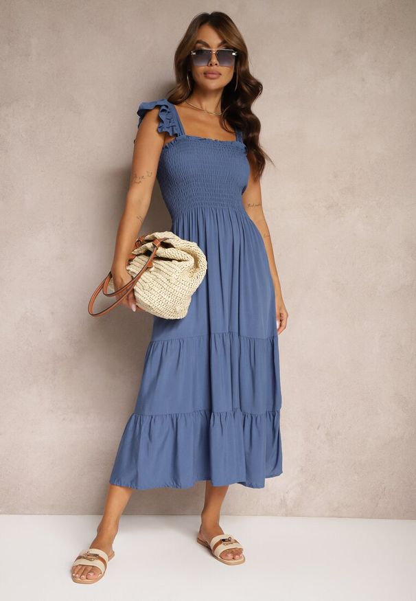 Renee - Niebieska Sukienka z Bawełny na Ramiączkach Ozdobiona Falbanami i Gumkami Mevalys. Okazja: na co dzień. Kolor: niebieski. Materiał: bawełna. Długość rękawa: na ramiączkach. Wzór: aplikacja. Typ sukienki: rozkloszowane. Styl: casual, elegancki