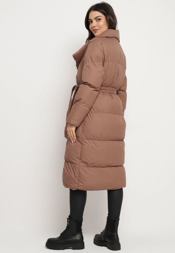 Born2be - Brązowa Kurtka Płaszcz Zapinana na Napy Ukryte pod Plisą z Kieszeniami i Paskiem Ritallas. Typ kołnierza: kołnierzyk stójkowy. Kolor: brązowy. Materiał: materiał. Długość: długie. Sezon: zima