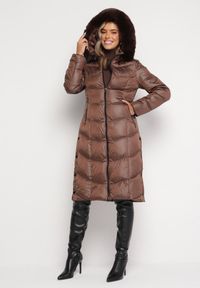 Born2be - Brązowa Pikowana Kurtka Płaszcz za Kolano z Kapturem i Futerkiem Naelora. Okazja: na co dzień, na spacer. Typ kołnierza: kaptur. Kolor: brązowy. Materiał: futro. Styl: klasyczny, casual #5