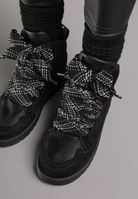 Renee - Czarne Sneakersy Ozdobione Sznurówkami w Geometryczny Wzór Avoslia. Okazja: na co dzień. Kolor: czarny. Materiał: jeans. Wzór: geometria, aplikacja #7