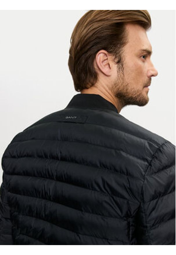 GANT - Gant Kurtka przejściowa 7006300 Czarny Regular Fit. Kolor: czarny. Materiał: syntetyk